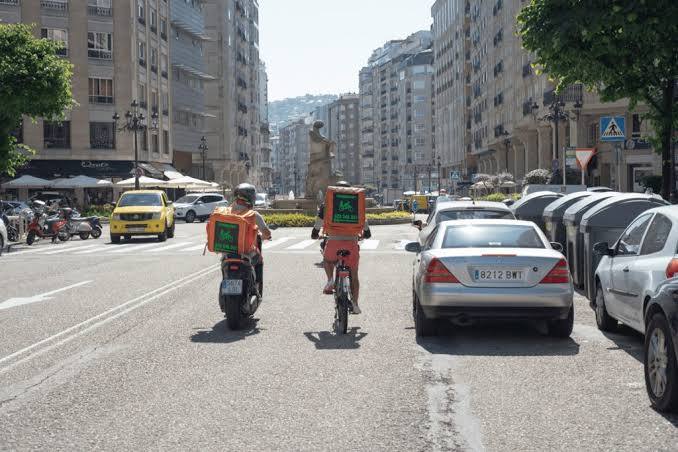 Riders de HomeDelivery repartiendo por el centro de Vigo